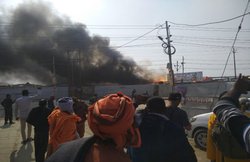 Kumbh Mela 2019 Blast: दिगंबर अखाड़े के टेंट में लगी आग, सिलेंडर फटने से एक दर्जन टेंट आए चपेट में