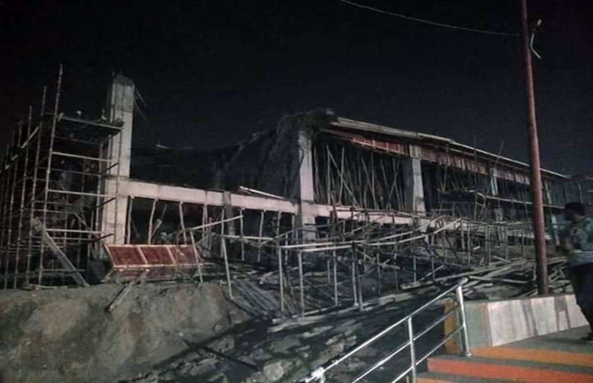 कुंभ मेले के लिए बनी रही इमारत ढही। फोटो सोर्स : एएनआई