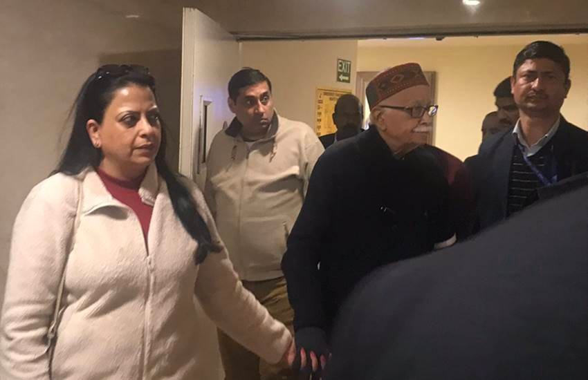 बेटी प्रतिभा के साथ फिल्म देखने जाते हुए बीजेपी नेता लाल कृष्ण आडवाणी। (Image Source: Twitter/@arvindgunasekar)