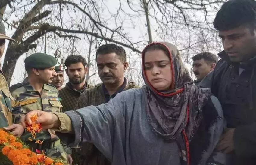 अशोक चक्र से सम्मानित शहीद लांस नायक नजीर अहमद वानी की पत्नी मेहजबीन ने कहा कि उनके पति के पराक्रम का ओज ऐसा था जिसने उनकी शहादत की खबर सुनकर भी आंखों से आंसू नहीं बहने दिए। 