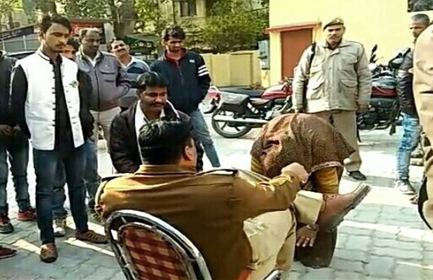 इंस्पेक्टर गुड़म्बा के पैरों पर सिर रखे मृतक आकाश की मां
(फोटो सोर्स : Twitter)