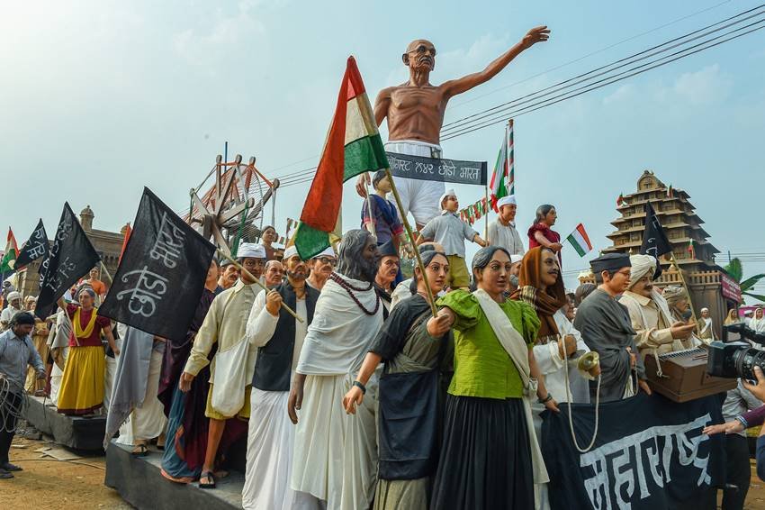महाराष्ट्र की झांकी में गांधी जी आंदोलन दिखा।