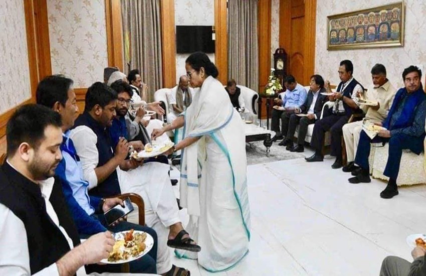 रैली में आए नेताओं को खुद खाना परोसती ममता बनर्जी। (Photo: facebook.com/ambrish.kumar.9)