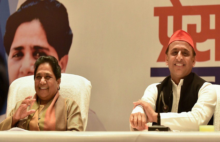 लखनऊ में साझा प्रेस कॉन्फ्रेन्स करती हुई बसपा सुप्रीमो मायावती और सपा अध्यक्ष अखिलेश यादव। (फोटो-PTI)
