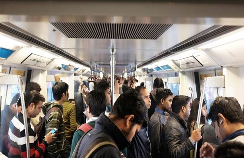 मैं प्लेटफार्म नंबर तीन पर जाने के लिए सीढ़ियां चढ़ रहा हूं। बाकी दिनों की अपेक्षा आज भीड़ है। यहां कॉफी शॉप के बाहर अकसर युवतियां किसी न किसी का इंतजार करती दिख जाती हैं। मगर आज खास बात है। 