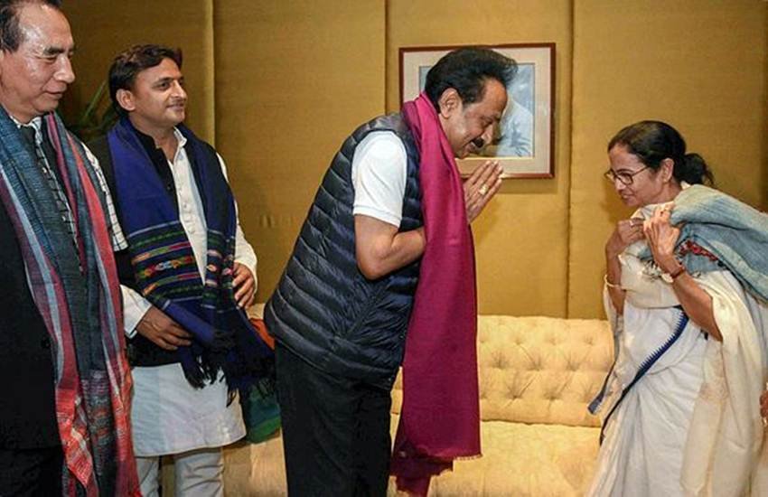 कोलकाता रैली से पहले ममता बनर्जी से मिलते एमके स्टालिन। (Photo: PTI)