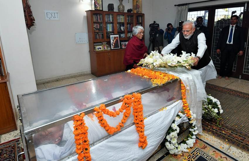 पूर्व रक्षामंत्री जार्ज फर्नांडिस को श्रद्धांजलि अर्पित करने पहुंचे प्रधानमंत्री नरेंद्र मोदी। (Photo: PIB)