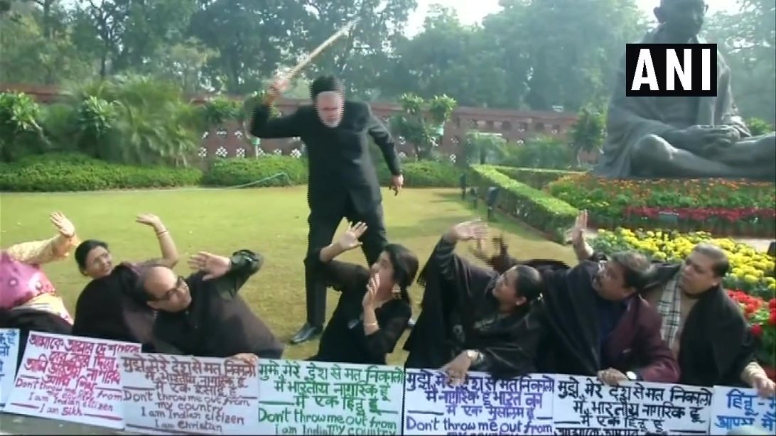 "संसद में प्रदर्शन, मोदी का मुखौटा, नागरिकता संशोधन विधेयक 2016, टीएमसी सांसद, Winter session, TMC MP, Citizenship Amendment Bill 2016, india News, india News in Hindi, Latest india News,