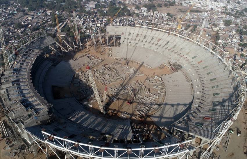 मोटेरा स्टेडियम को दुनिया के सबसे बड़े क्रिकेट स्टेडियम के तौर पर तैयार किया जा रहा है। (Image Source: Twitter/@mpparimal)