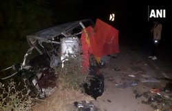 MP: शादी समारोह से वैन में लौट रहे थे लोग, कार से हुई टक्कर, 3 बच्चों सहित 11 लोगों की मौत