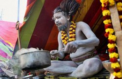 Kumbh Mela 2019: क्या आप जानते हैं शाही स्नान से पहले क्या करते हैं नागा साधु, अगर नहीं तो पढ़ें यह खबर