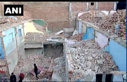 NOIDA: निठारी में बिल्डिंग गिरने से एक की मौत, पांच बच्चे घायल, कई लोग दबे