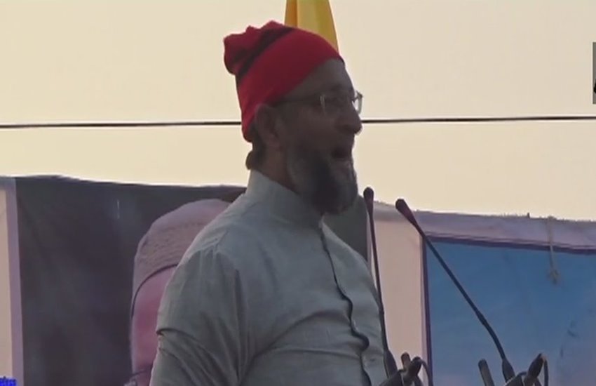 ठाणे में जनसभा को संबोधित करते हुए ओवैसी 
फोटो सोर्स- ANI/ट्विटर 