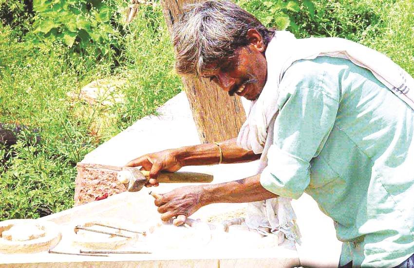 बनारस में लकड़ी के खिलौनों और पत्थर की नक्काशीदार सजावटी वस्तुओं का बड़ा कारोबार होता था