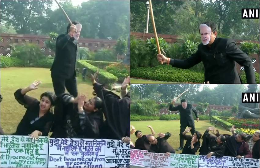 "संसद में प्रदर्शन, मोदी का मुखौटा, नागरिकता संशोधन विधेयक 2016, टीएमसी सांसद, Winter session, TMC MP, Citizenship Amendment Bill 2016, india News, india News in Hindi, Latest india News,