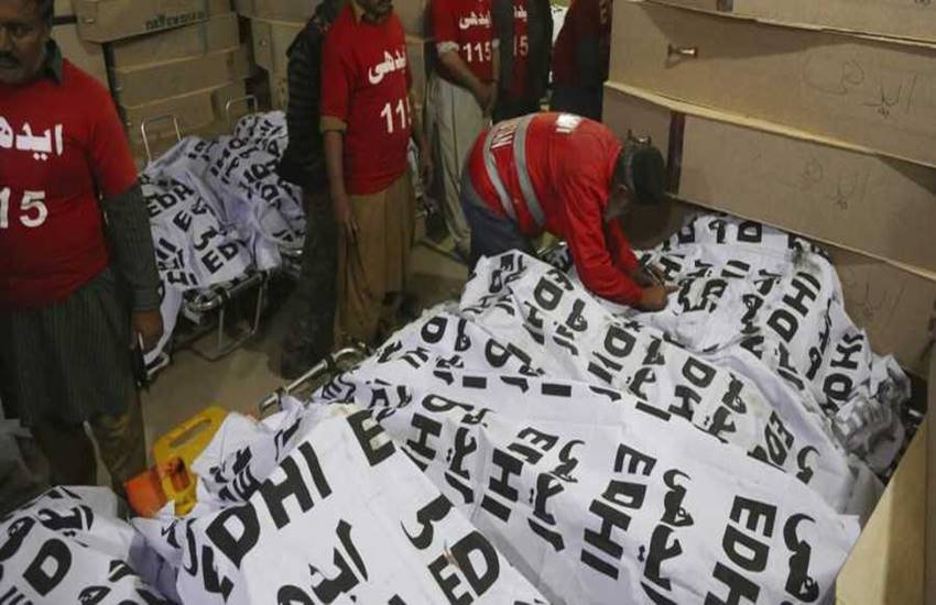  पाकिस्तान के बलूचिस्तान प्रांत के हब इलाके में एक तेल टैंकर और यात्री बस की टक्कर में कम से कम 27 लोगों की मौत हो गई और 1 दर्जन घायल। (पोटो-एपी)
