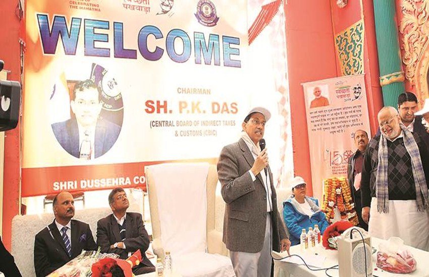 सीबीईसी चेयरमैन पीकेे दास एक कार्यक्र में आरोपी अभिषेक गुप्ता के पिता रविंद्र गुप्ता के साथ मौजूद. (फोटो सोर्स: एक्सप्रेस आर्काइव) 
