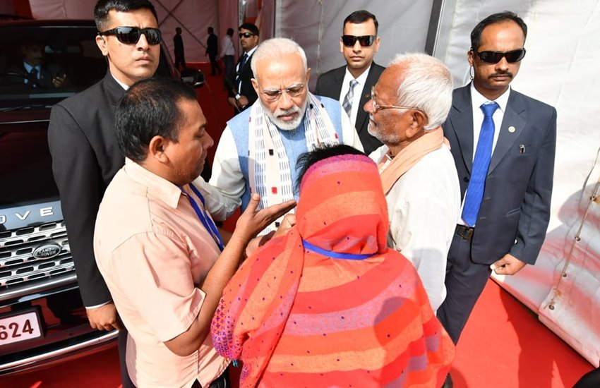 दूरदर्शन के कैमेरामैन मृत अच्युतानन्द साहू के परिवार से मुलाकात करते हुए पीएम नरेंद्र मोदी 
फोटो सोर्स- ANI/ट्विटर 