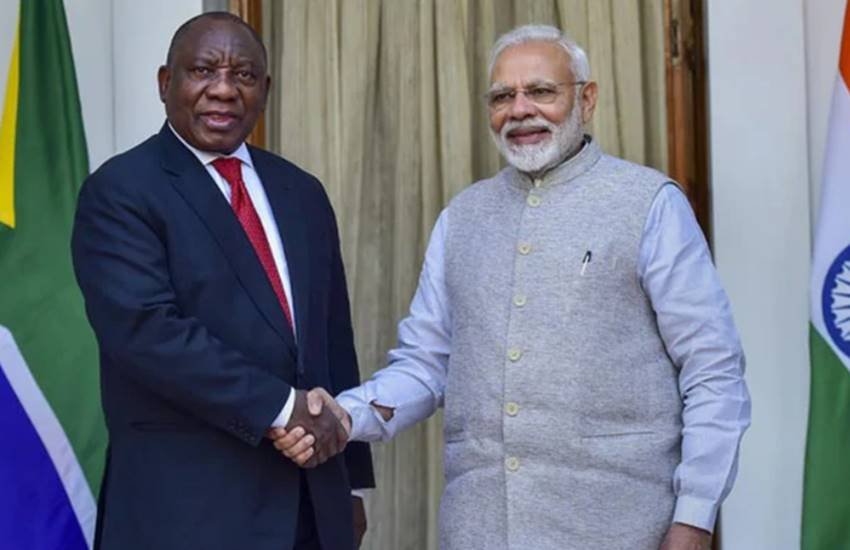 दक्षिण अफ्रीका के राष्ट्रपति सिरिल रामफोसा के साथ प्रधानमंत्री नरेंद्र मोदी। (फोटो- पीटीआई)