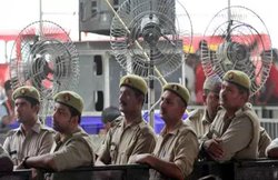 Madhya Pradesh: पीड़ित ने लगाया पुलिस पर आत्महत्या के लिए उकसाने का आरोप, कलेक्टर बोले- मिठाई खाओ