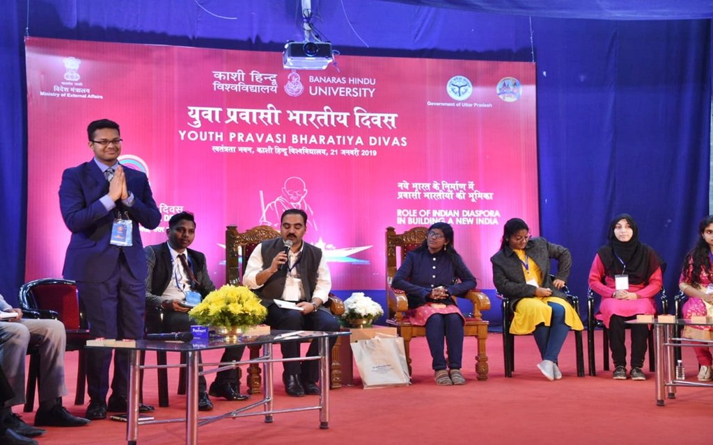 कार्यक्रम में हिस्सा लेते प्रवासी, फोटो सोर्स- स्थानीय
