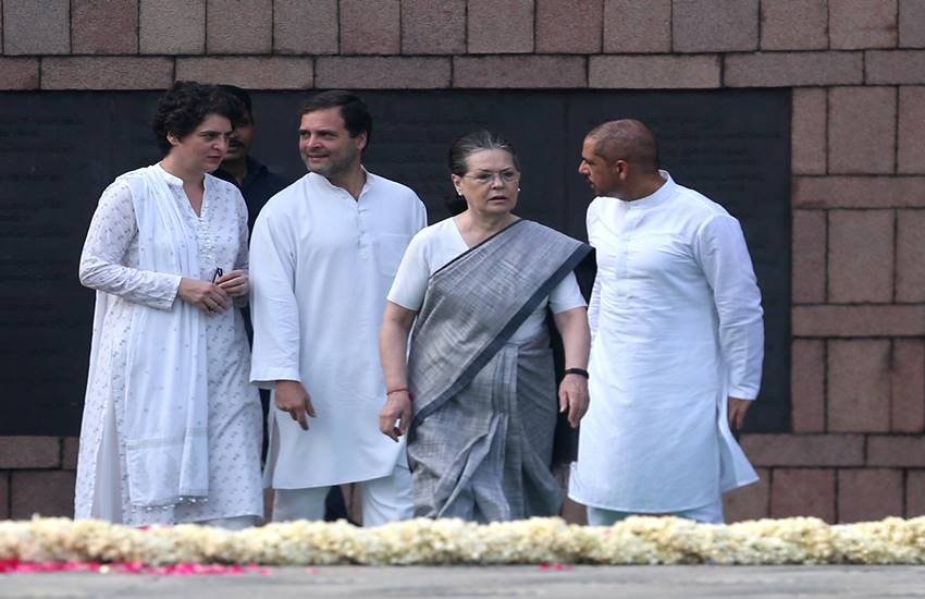 कांग्रेस अध्यक्ष राहुल गांधी मां सोनिया गांधी और बहन प्रियंका गांधी वाड्रा के साथ। (एक्सप्रेस फोटो)