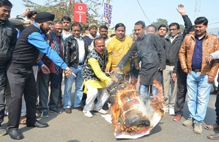 विरोध प्रदर्शन के दौरान नमो सेना के कार्यकर्ता। विरोध प्रदर्शन के दौरान नमो सेना के कार्यकर्ता।