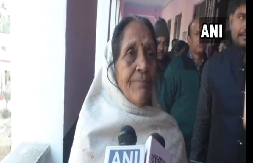 स्वतंत्रता सेनानी की बेटी राजेश्वरी शुक्ला ने रोते हुए सरकार से मदद की गुहार लगाई है 
फोटो सोर्स- ANI/ट्विटर 