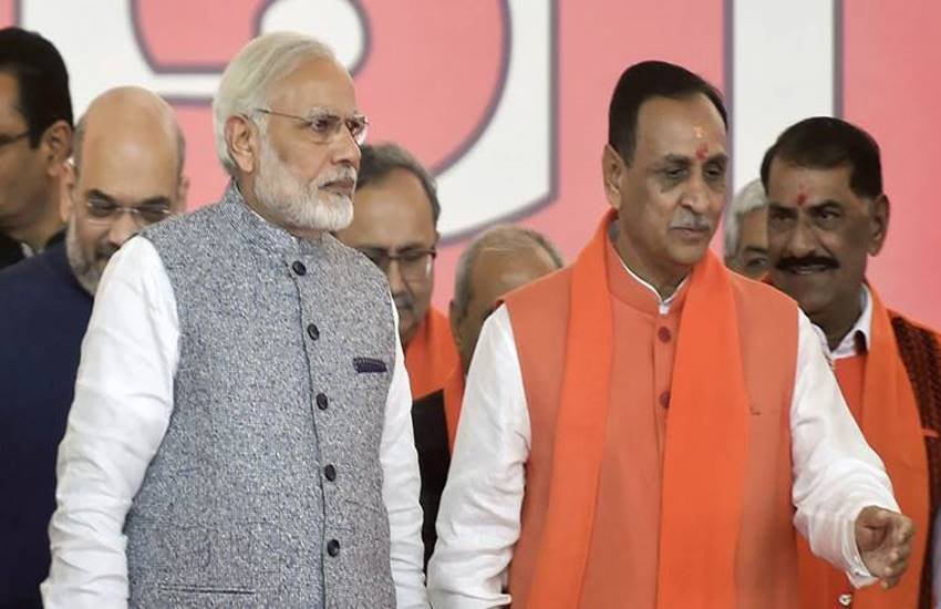 पीएम मोदी के साथ गुजरात सीएम विजय रुपाणी
(फोटो सोर्स : Indian Express)
