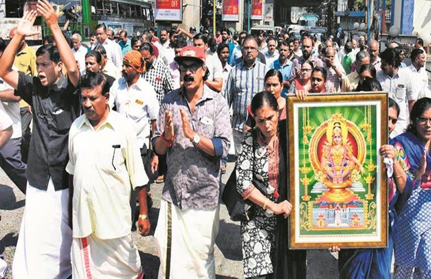 सबरीमाला मंदिर में महिलाओं के प्रवेश पर विरोध करते प्रदर्शकारी, फोटो सोर्स- इंडियन एक्सप्रेस