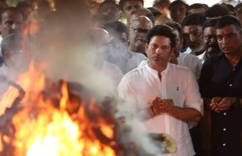 कोच आचरेकर के अंतिम संस्कार में शामिल हुए सचिन तेंदुलकर 
फोटो सोर्स- अमित चक्रवर्ती 