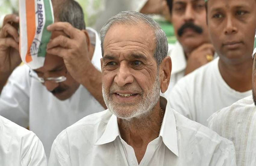 शहर की एक अदालत के सामने सोमवार को आत्मसमर्पण करने के बाद मंडोला जेल भेजे गये पूर्व कांग्रेसी नेता सज्जन कुमार सही ढंग से खाना नहीं खा रहे हैं 