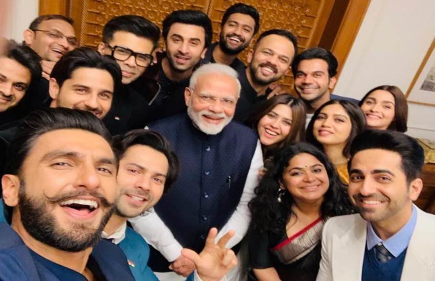 बॉलीवुड स्टार्स के साथ पीएम नरेंद्र मोदी की ये सेल्फी वायरल हो रही है।