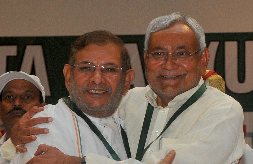 जेडीयू के पूर्व अध्यक्ष शरद यादव और बिहार के मुख्यमंत्री नीतीश कुमार। (फाइल फोटो)