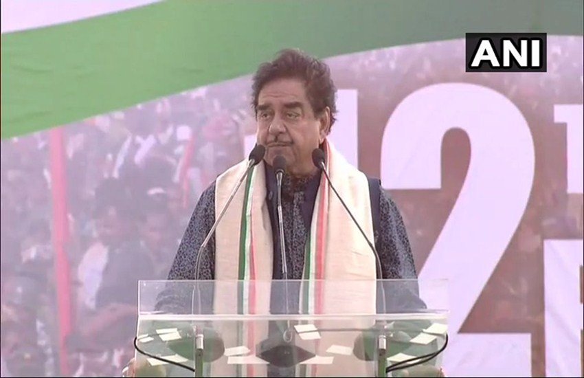 कोलकाता रैली को संबोधित करते भाजपा के बागी सांसद। (Photo: ANI)