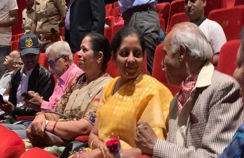 बंगलुरु के सेंट्रल स्प्रिट मॉल में पूर्व आर्मी ऑफिसर के साथ फिल्म देखती रक्षामंत्री निर्मला सीतारमण