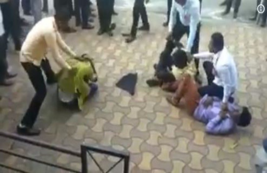 महाराष्ट्र के सोलापुर में कांग्रेस के कार्यकर्ता पीएम मोदी की यात्रा का विरोध कर रहे थे और काले झंडे दिखा रहे थे. तभी सिविल ड्रेस में मौजूद पुलिस ने उन्हें पीटना शुरू कर दिया. (फोटो सोर्स: ट्वीटर)