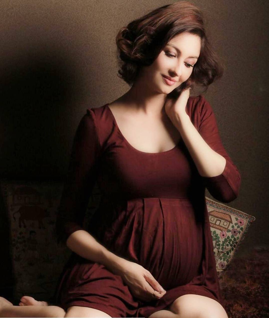 तस्वीर को पोस्ट करते हुए सौम्या ने लिखा Feeling beautiful! वह अपने पहले बच्चे के जन्म का बेसब्री से इंतजार कर रही हैं।