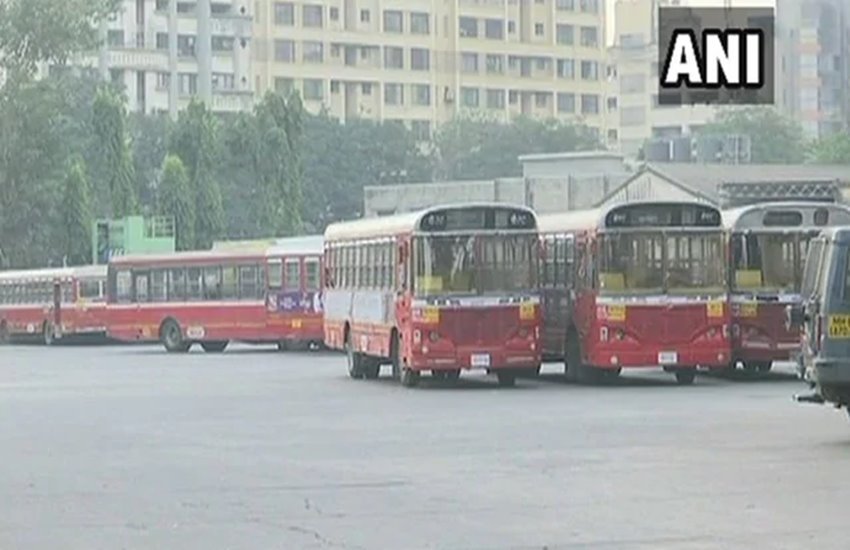 मुंबई में बेस्ट के बस कर्मचारियों की हड़ताल 
फोटो सोर्स- ANI/ट्विटर 