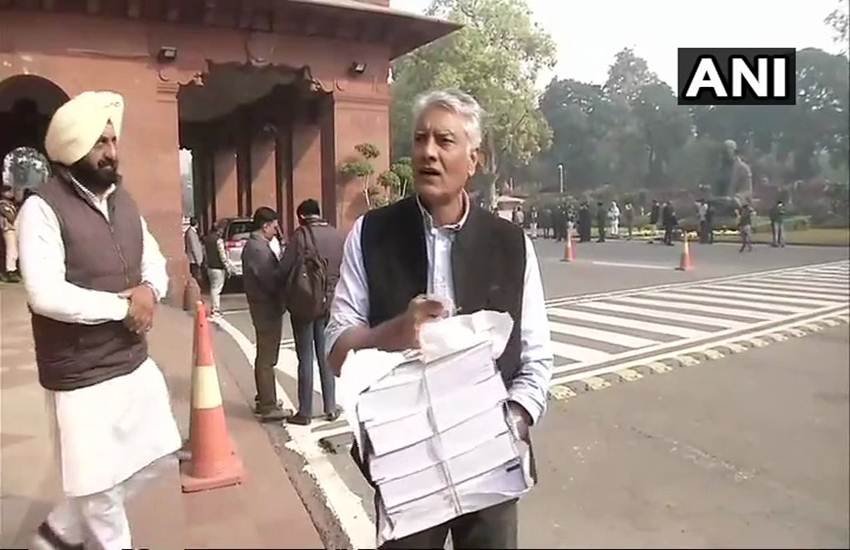 किसानों के कागजात संसद ले जाते कांग्रेस सांसद सुनील जाखड़। (फोटो- ANI)