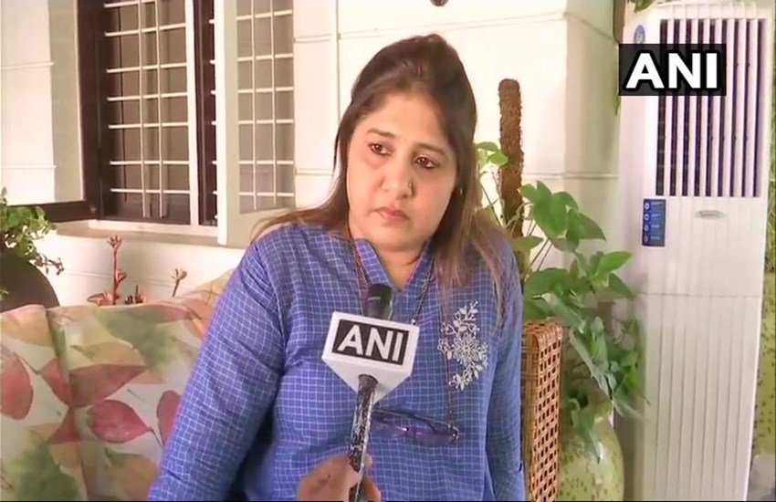 कर्नाटक कांग्रेस अध्यक्ष की मुस्लिम पत्नी तबस्सुम राव ने केंद्रीय मंत्री को तमीज में रहने की हिदायत दी है। उन्होंने कहा कि वह निजी टिप्पणियों से बचें और अपने पद की गरीमा का ख्याल रखें।( फोटो क्रेडिट/ ANI)