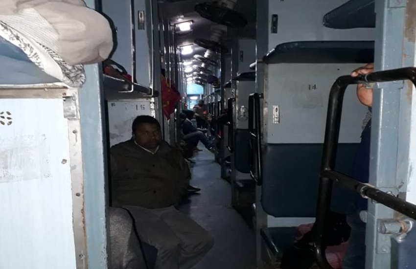 नई दिल्ली भागलपुर साप्ताहिक एक्सप्रेस ट्रेन में हथियारबंद बदमाशों ने की लूट 
फोटो सोर्स- ANI