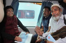 IRCTC, Indian railway, 3D wearable device, Wi-Fi, Mumbai-Delhi Rajdhani Express, Rajdhani Express, Updradeed washroom, Linen, Ist AC, Aap-ki-Rai mobile app, Mobile app, राजधानी एक्सप्रेस, नई दिल्ली मुंबई राजधानी एक्सप्रेस, आप की राय, राजधानी एक्सप्रेस, पीयूष गोयल