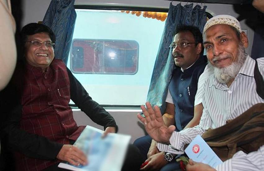 IRCTC, Indian railway, 3D wearable device, Wi-Fi, Mumbai-Delhi Rajdhani Express, Rajdhani Express, Updradeed washroom, Linen, Ist AC, Aap-ki-Rai mobile app, Mobile app, राजधानी एक्सप्रेस, नई दिल्ली मुंबई राजधानी एक्सप्रेस, आप की राय, राजधानी एक्सप्रेस, पीयूष गोयल