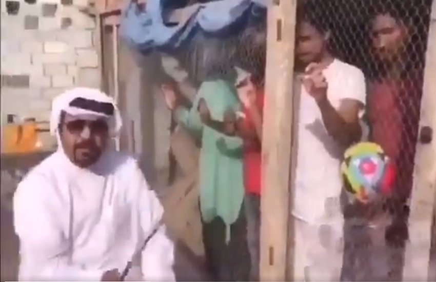 पिंजड़े में कैद भारतीय और बाहर छड़ी लिए आगबूबला यूएई का शेख। (Photo: Video grab)