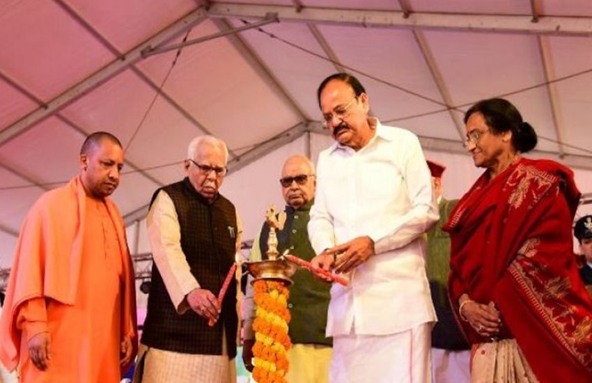 यूपी दिवस के मौके पर मौजूद अतिथि गण 
फोटो सोर्स- ट्विटर/बीजेपी 