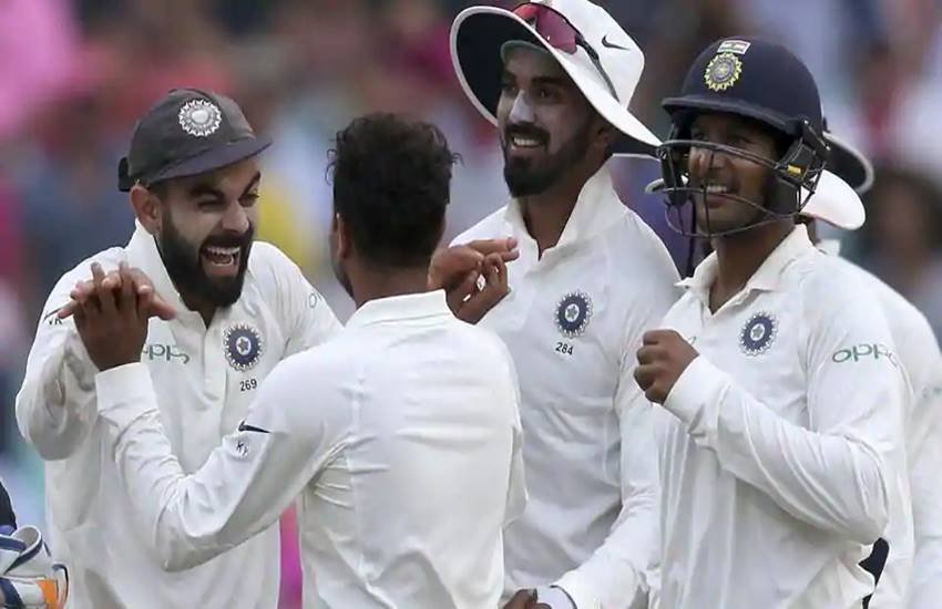 विकेट मिलने के बाद जश्न मनाते कप्तान और भारतीय खिलाड़ी। (फोटो सोर्स- एपी)