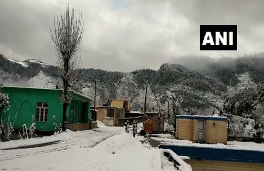 हिमपात के बाद कश्‍मीर घाटी का नजारा। 