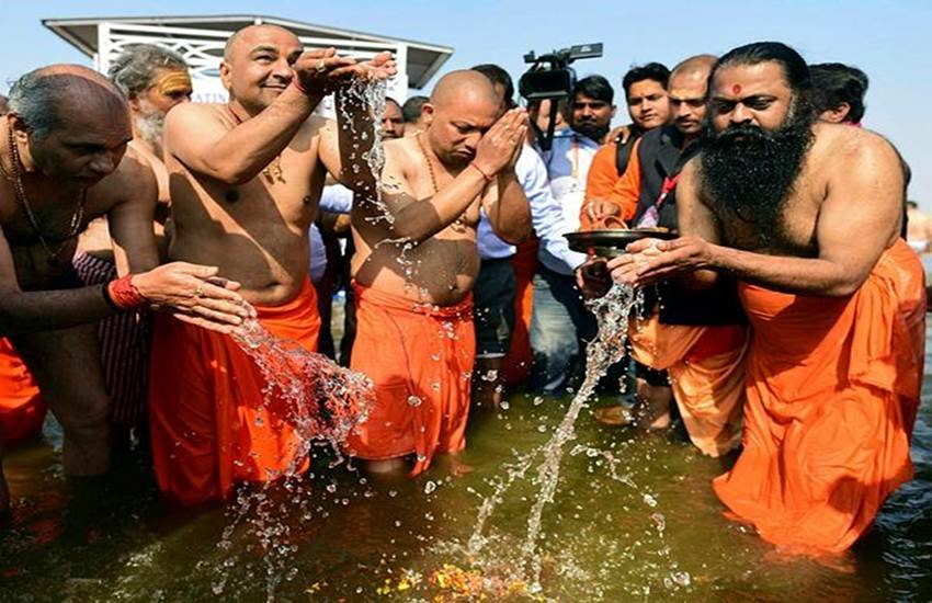 संगम में डुबकी लगाते उत्तर प्रदेश के मुख्यमंत्री योगी आदित्यनाथ। (Photo: PTI)