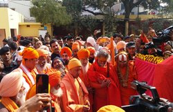 Kumbh: प्रयागराज पहुंचे सीएम योगी आदित्यनाथ, श्रद्धालुओं को दिया अक्षयवट के दर्शन का तोहफा